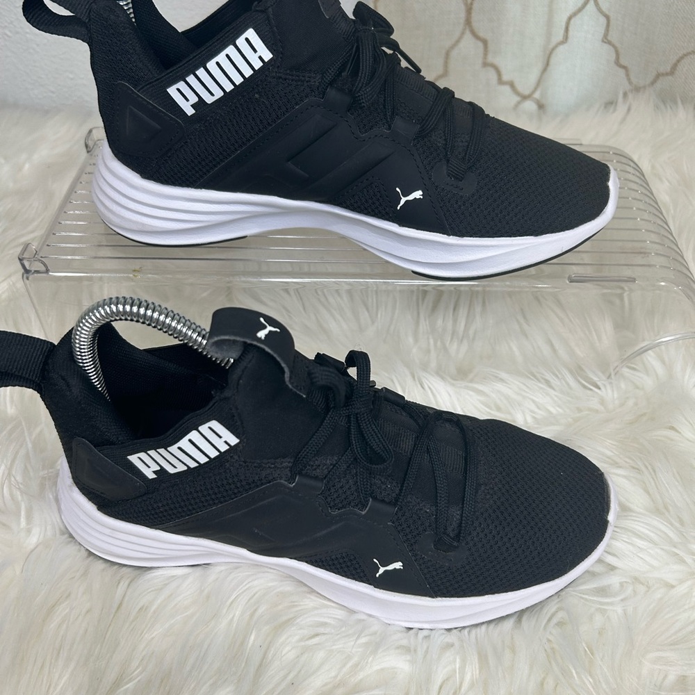 New Puma contemp softfoam running Black and White size 3Y